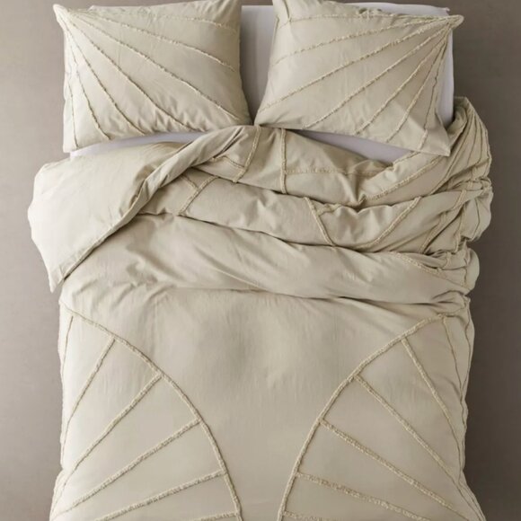 Urban Outfitters Eden Tufted Duvet Cover & Sham Set - Picture 2 of 2